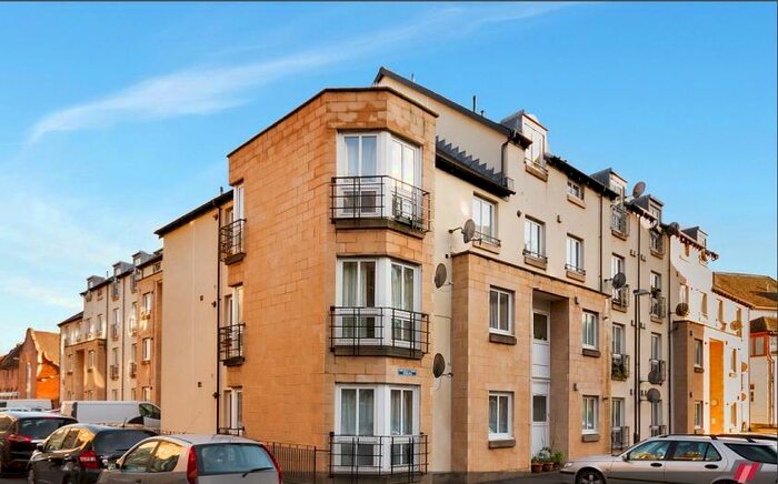 3 Bedroom Flat To Rent In Waverley Park, Edinburgh, EH8