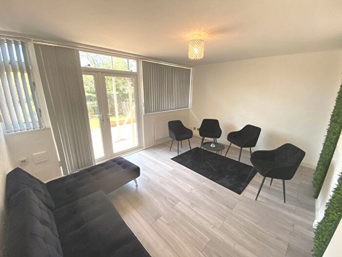 2 Bedroom Maisonette To Rent In Leeming Road, Borehamwood, WD6