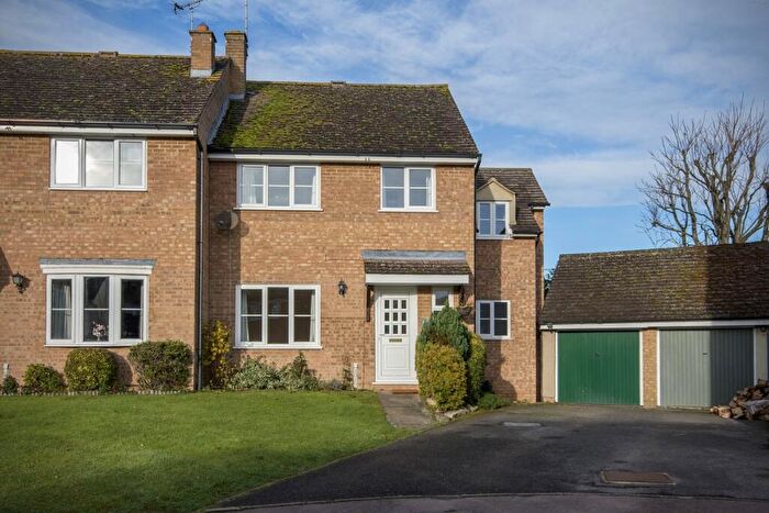 4 Bedroom Semi-Detached House For Sale In Saxel Close, Aston, OX18