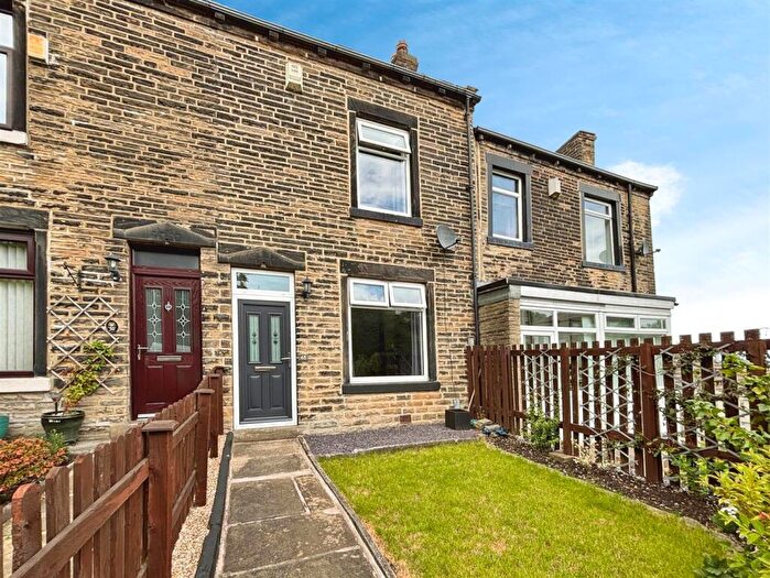3 Bedroom Terraced House For Sale In Old Road, Bradford, BD7