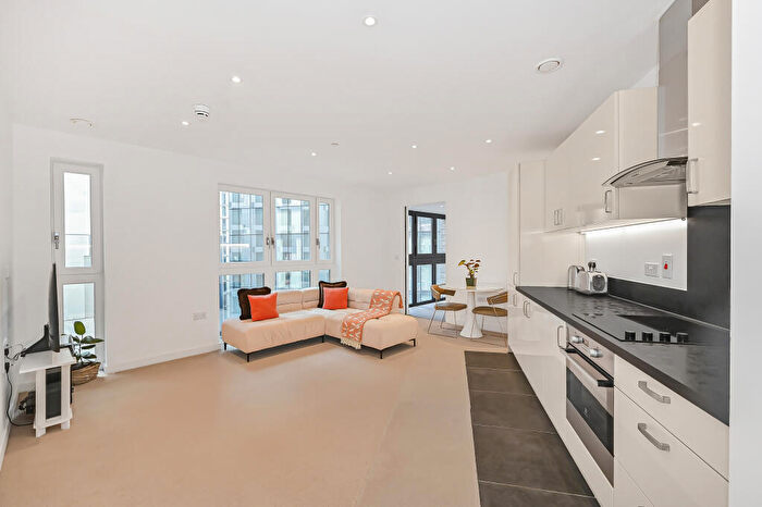 2 Bedroom Flat For Sale In Wiverton Tower, Aldgate East, E1
