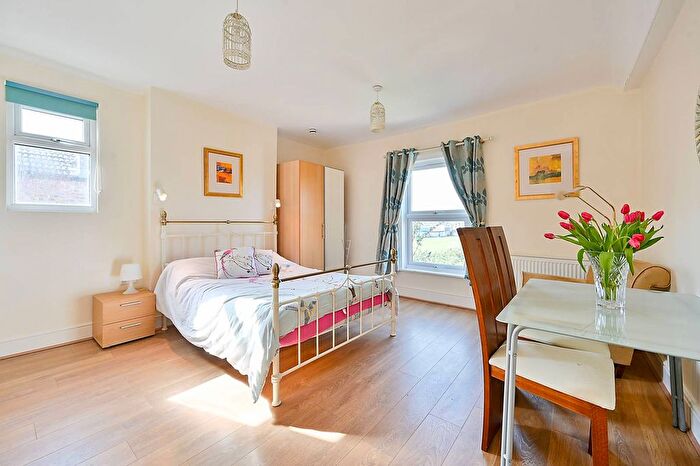 Studio To Rent In Chatsworth Gardens, Acton, London, W3