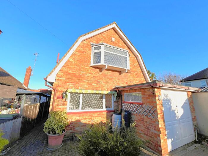 2 Bedroom Detached House To Rent In Langport Drive, Westcliff-On-Sea, SS0