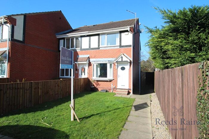 2 Bedroom End Of Terrace House For Sale In Hillthorpe Court, Leeds, West Yorkshire, LS10