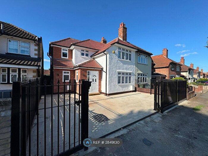 4 Bedroom Semi-Detached House To Rent In Mawney Road, Romford, RM7