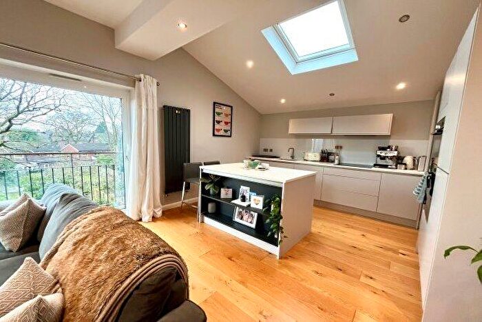 2 Bedroom Flat To Rent In Oak Road, Manchester, M20