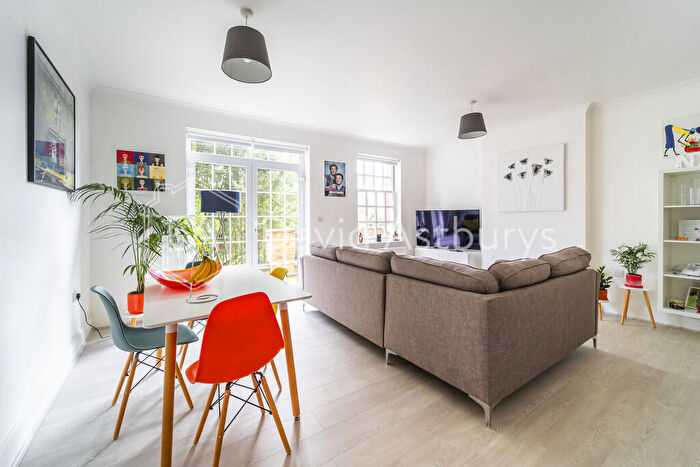 2 Bedroom Apartment To Rent In Donovan Place, Winchmore Hill, London, N21