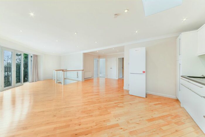 3 Bedroom Flat To Rent In The Downs, London, SW20