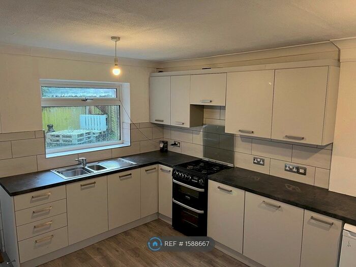 3 Bedroom Semi-Detached House To Rent In Birkdale Drive, Ashton-On-Ribble, Preston, PR2