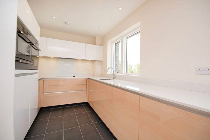 3 Bedroom Flat To Rent In Peartree Way, Greenwich, London, SE10