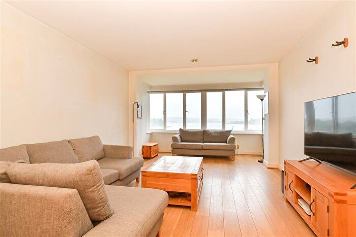 3 Bedroom Flat For Sale In Shelley Rise, Rochester, Kent, ME1