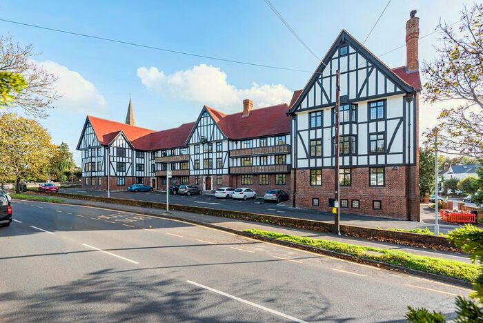 2 Bedroom Flat To Rent In Lammas Lane, Esher, KT10