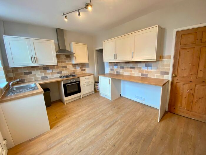 4 Bedroom Property To Rent In Featherbank Grove, Horsforth, Leeds LS18
