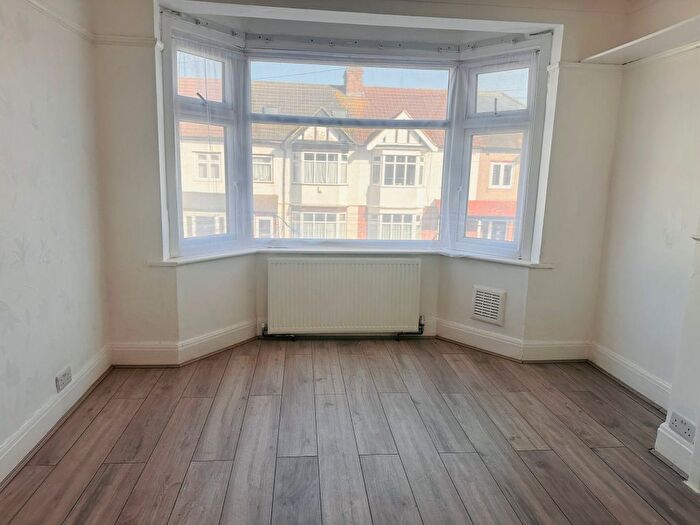 4 Bedroom Flat To Rent In Mansted Gardens, Romford, RM6