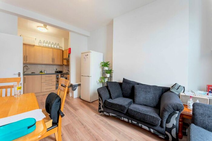 2 Bedroom Flat To Rent In Uxbridge Road, Shepherd's Bush, London, W12
