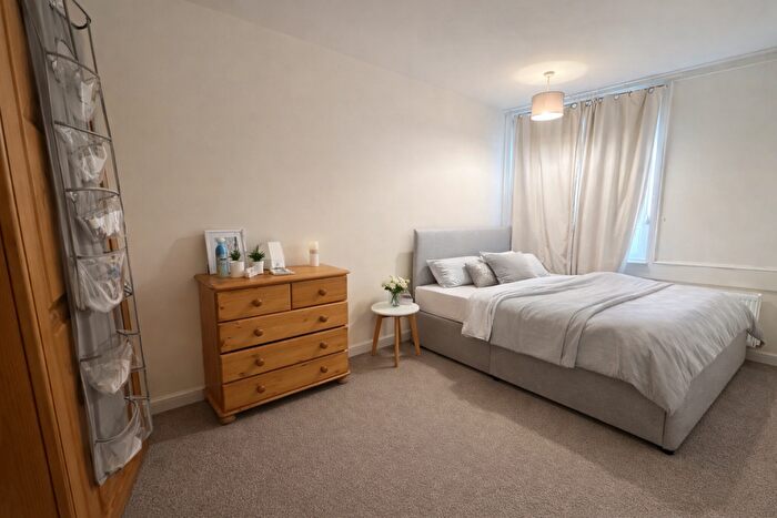 3 Bedroom Flat To Rent In Hanworth House, John Ruskin Street, London, SE5