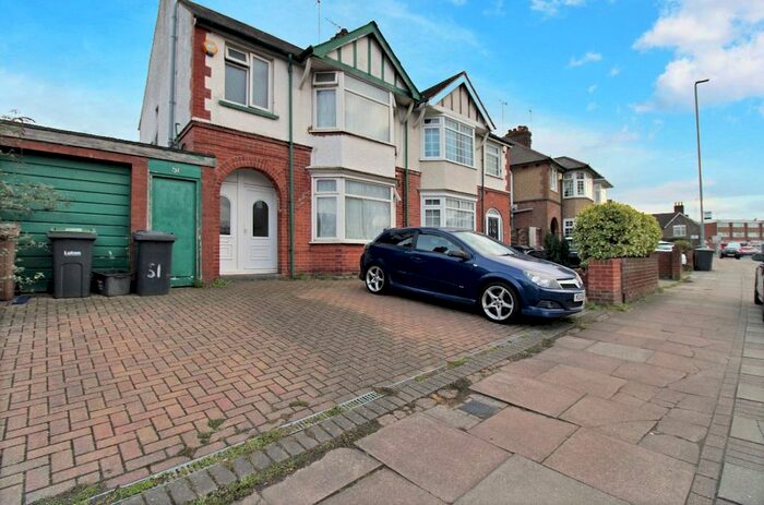 3 Bedroom Semi-Detached House To Rent In Grange Avenue, Luton, LU4