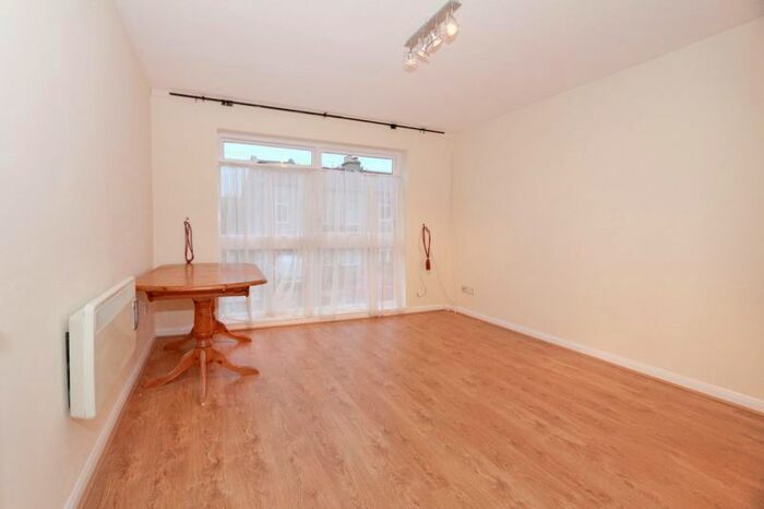 3 Bedroom Flat To Rent In Bawtry Road, London, N20
