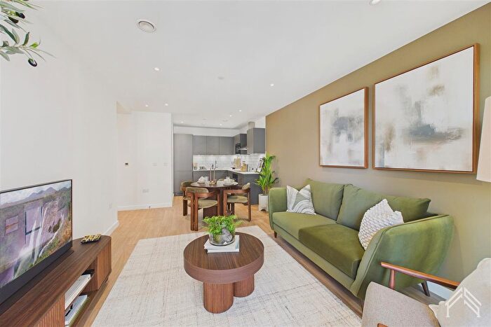 2 Bedroom Flat To Rent In Manser House, London, TW8