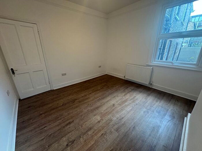 2 Bedroom Flat To Rent In Collingbourne Road, London, W12