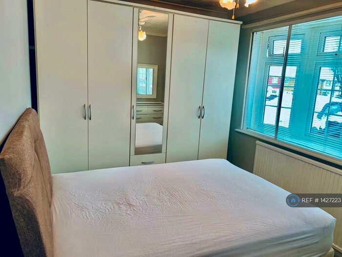 1 Bedroom Flat To Rent In Retford Path, Romford, RM3