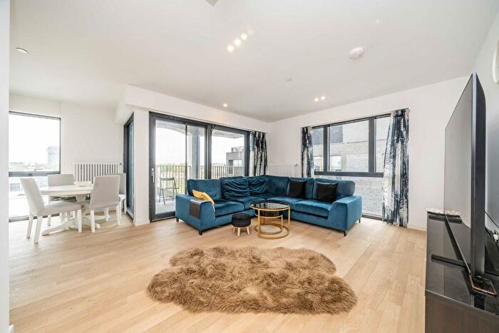2 Bedroom Flat To Rent In Bradshaw Yard, Brentford, TW8