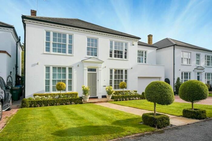 Detached House To Rent In Herons Croft, Weybridge, Surrey, KT13