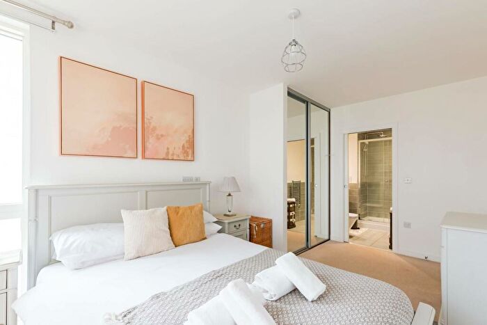 2 Bedroom Flat To Rent In Lamington Heights, Poplar, London, E14