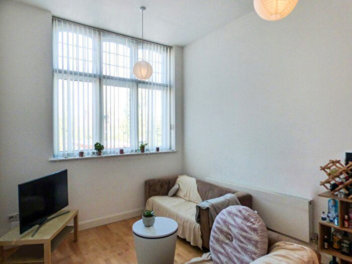 2 Bedroom Flat To Rent In Apt Dain Court, B29