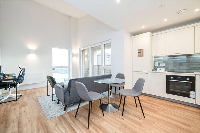 2 Bedroom Flat To Rent In Carraway Street, Reading, Berkshire, RG1