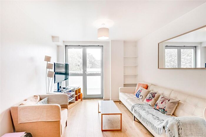 2 Bedroom Apartment To Rent In Battersea Park Road, London, SW11