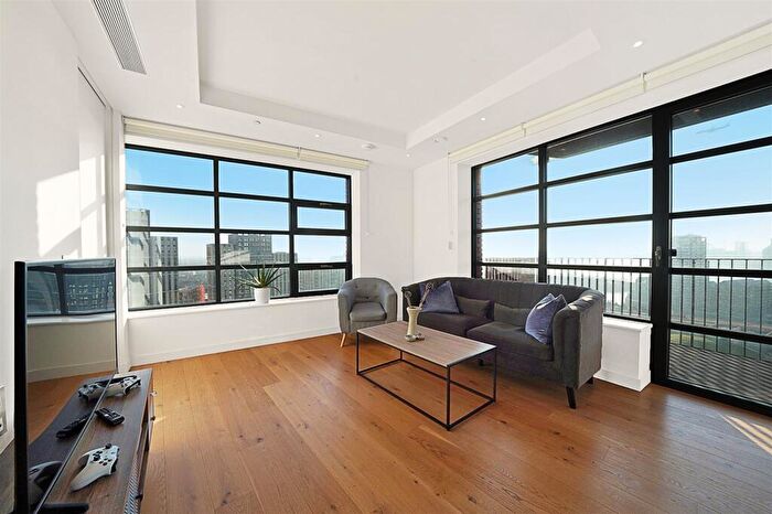 3 Bedroom Apartment To Rent In Defoe House, London City Island, E14