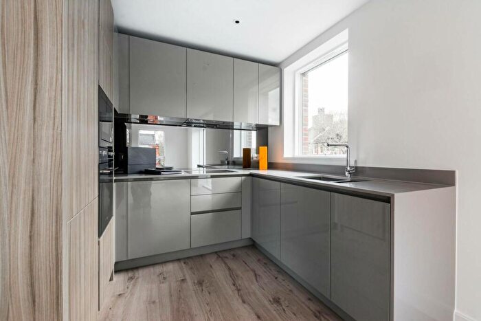 2 Bedroom Flat To Rent In Smithfield Square, High Street, London, , Hornsey, London, N8