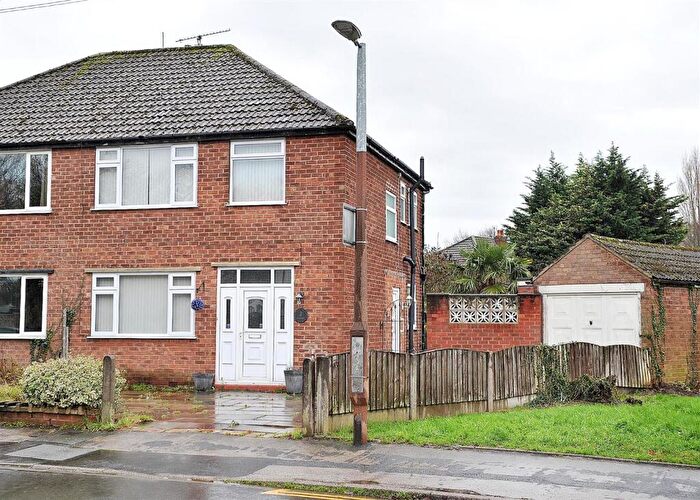 3 Bedroom Semi Detached House For Sale In Broadway, Irlam, M44