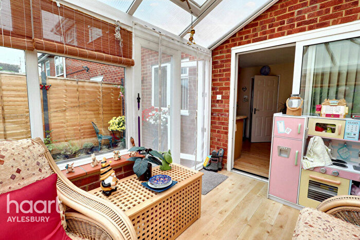 3 Bedroom Terraced House For Sale In Waivers Way, Aylesbury, HP21