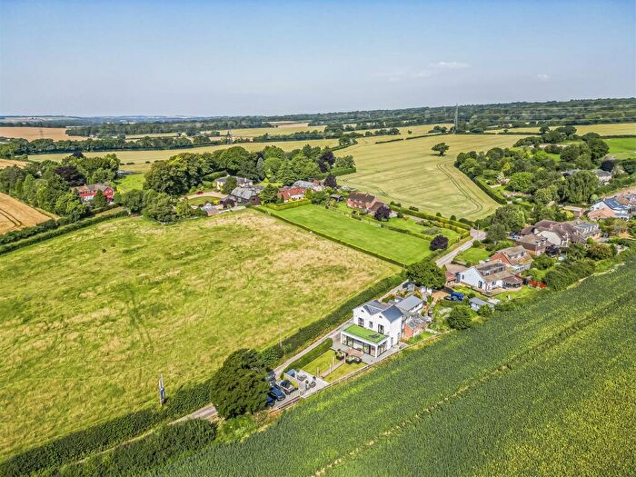 4 Bedroom Semi-Detached House For Sale In Little Hyden Lane, Clanfield, Waterlooville, PO8