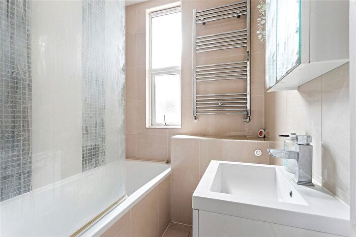3 Bedroom Flat To Rent In Holmleigh Road, London, N16