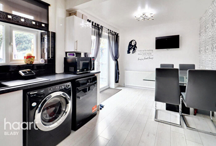 3 Bedroom Semi-Detached House For Sale In Hawthorn Drive, Leicester, LE8