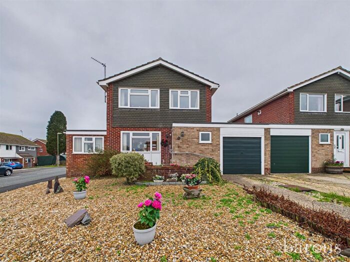 3 Bedroom Link Detached House For Sale In Osprey Road, Basingstoke, RG22