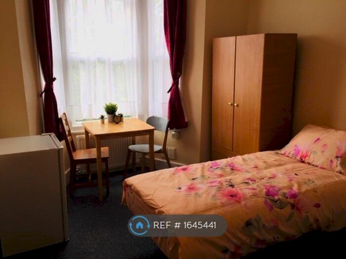 Studio To Rent In Birstall Road, London, N15