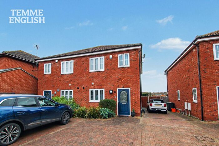 3 Bedroom Semi-Detached House For Sale In Elverston Side, Laindon, SS15