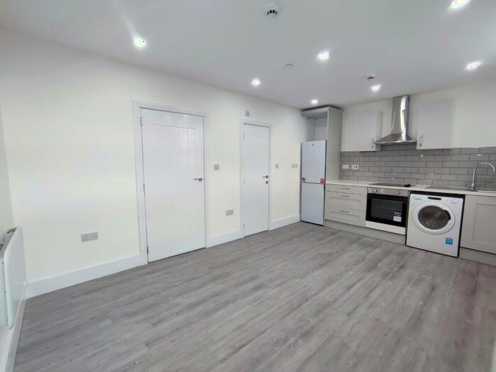 3 Bedroom Duplex To Rent In Broadway, Cardiff(City), CF24