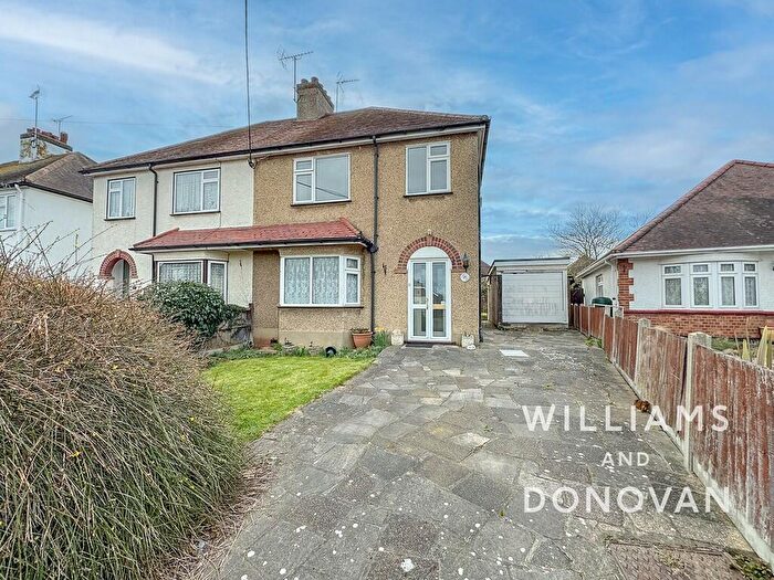 3 Bedroom Semi-Detached House For Sale In Lingfield Drive, Rochford, SS4