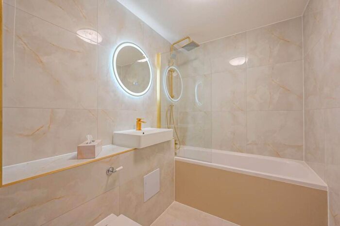 2 Bedroom Flat For Sale In Wheat Sheaf Close, Isle Of Dogs, London, E14