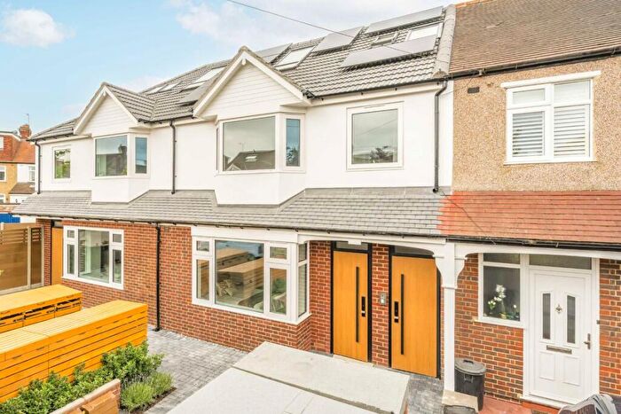 1 Bedroom Flat For Sale In Northway, Morden, SM4