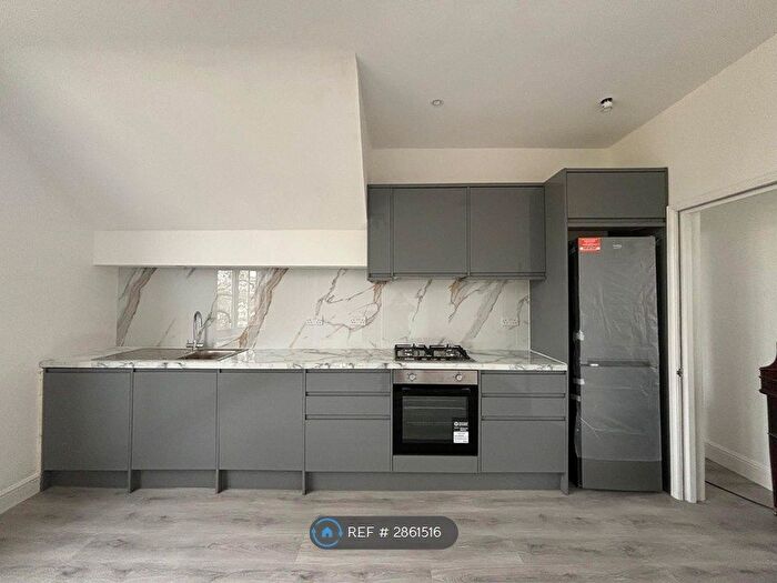 2 Bedroom Flat To Rent In Grove Road, London, NW2