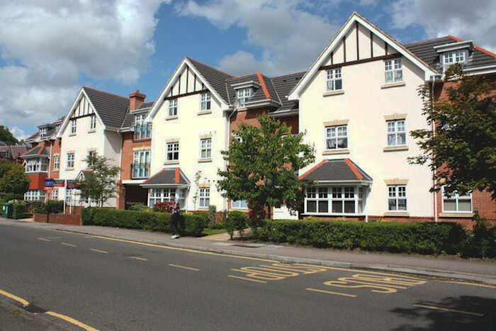 2 Bedroom Flat To Rent In Claremont Avenue, Woking, GU22