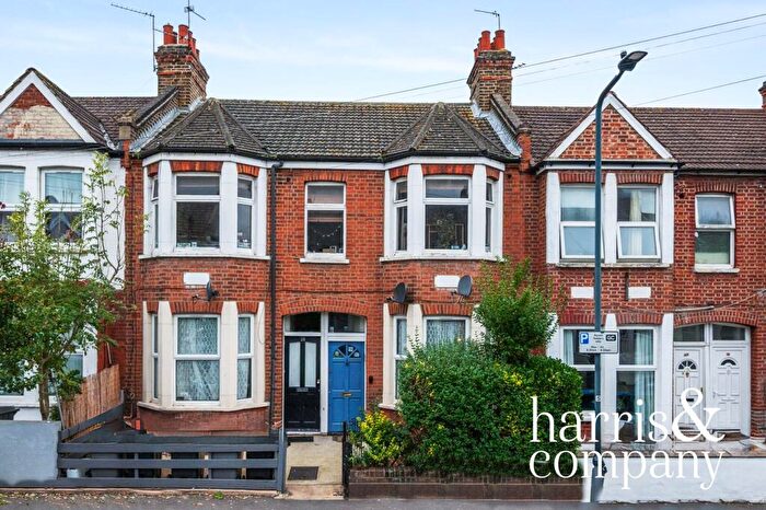 2 Bedroom Apartment For Sale In Sandringham Road, London, NW2