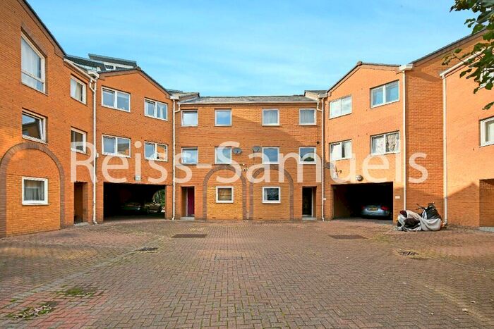 5 Bedroom Town House To Rent In Cyclops Mews, London, E14