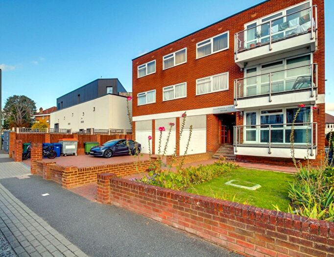 2 Bedroom Flat For Sale In Granville Road, London, N12